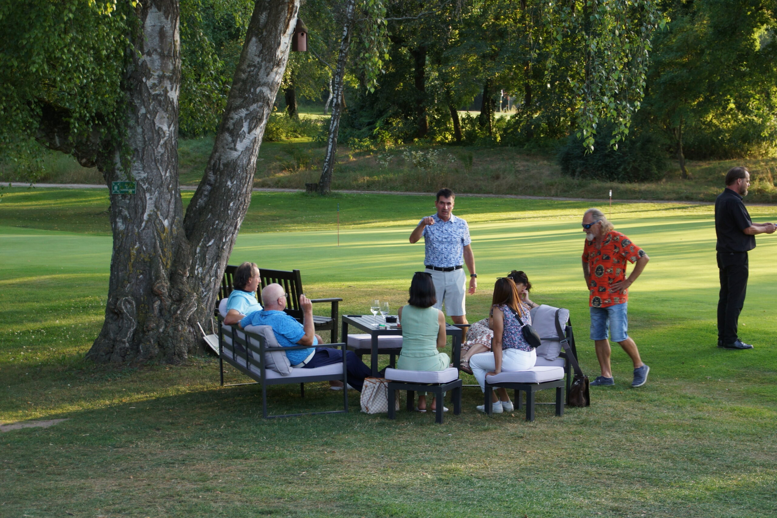 Gruppe im Schatten am Putting Green